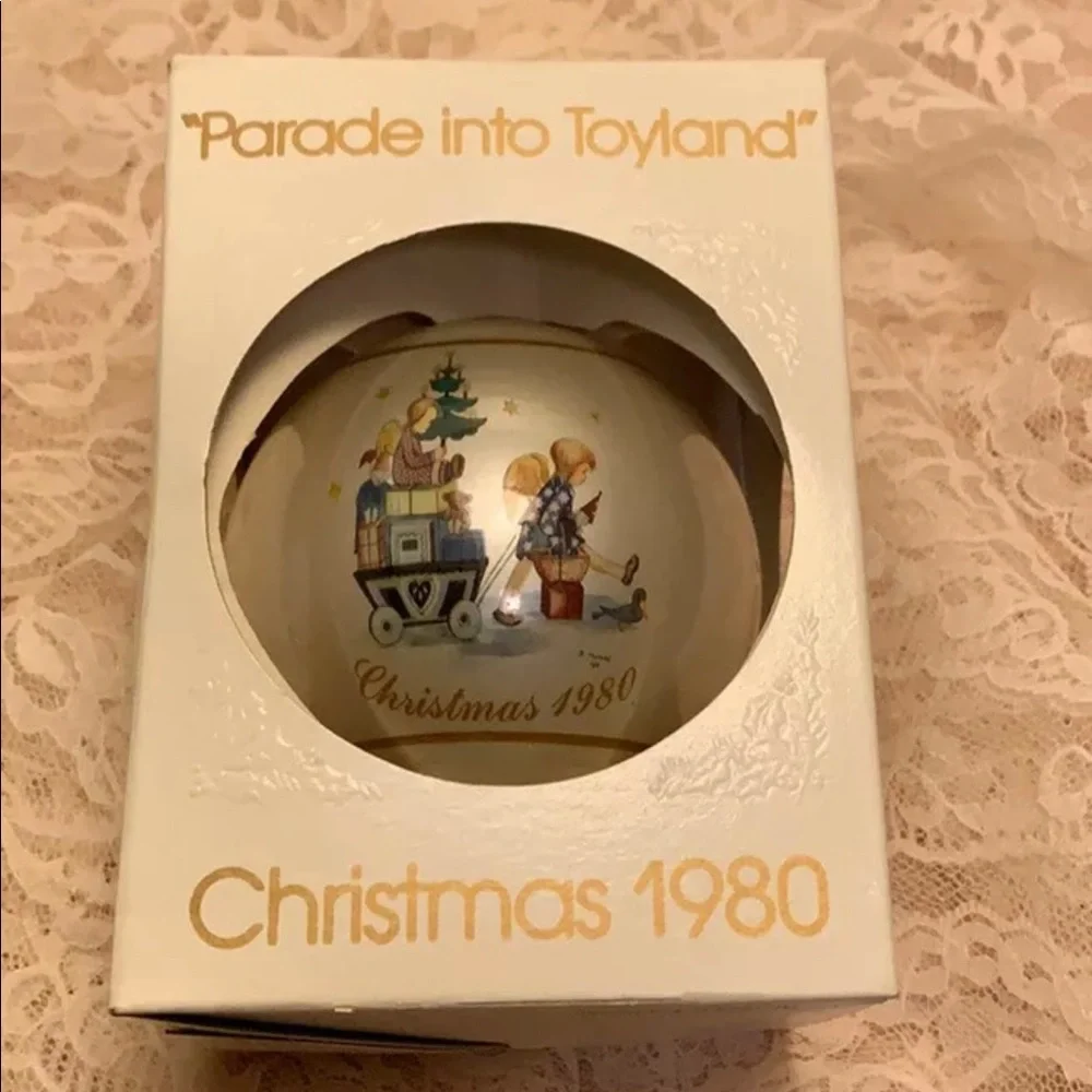 1980 Schmid Christmas Ornament Parade into Toyland Sister Berta Hummel collected